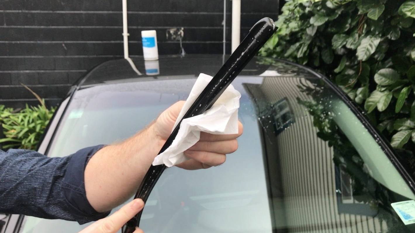 Cách khắc phục gạt mưa bị kêu, gạt không sạch