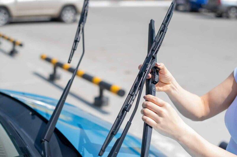 Hướng dẫn thay lưỡi gạt mưa tại nhà